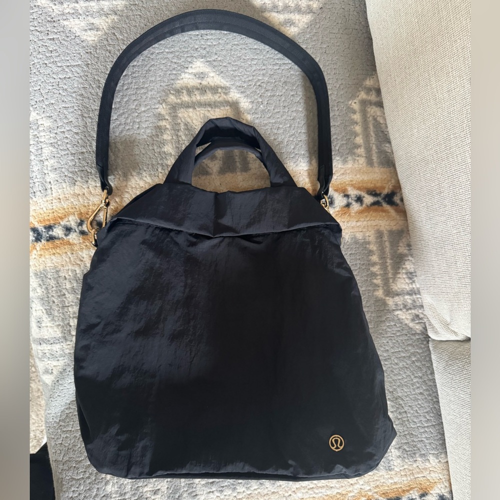 Lululemon black On my level tote 20L. Used once like new!